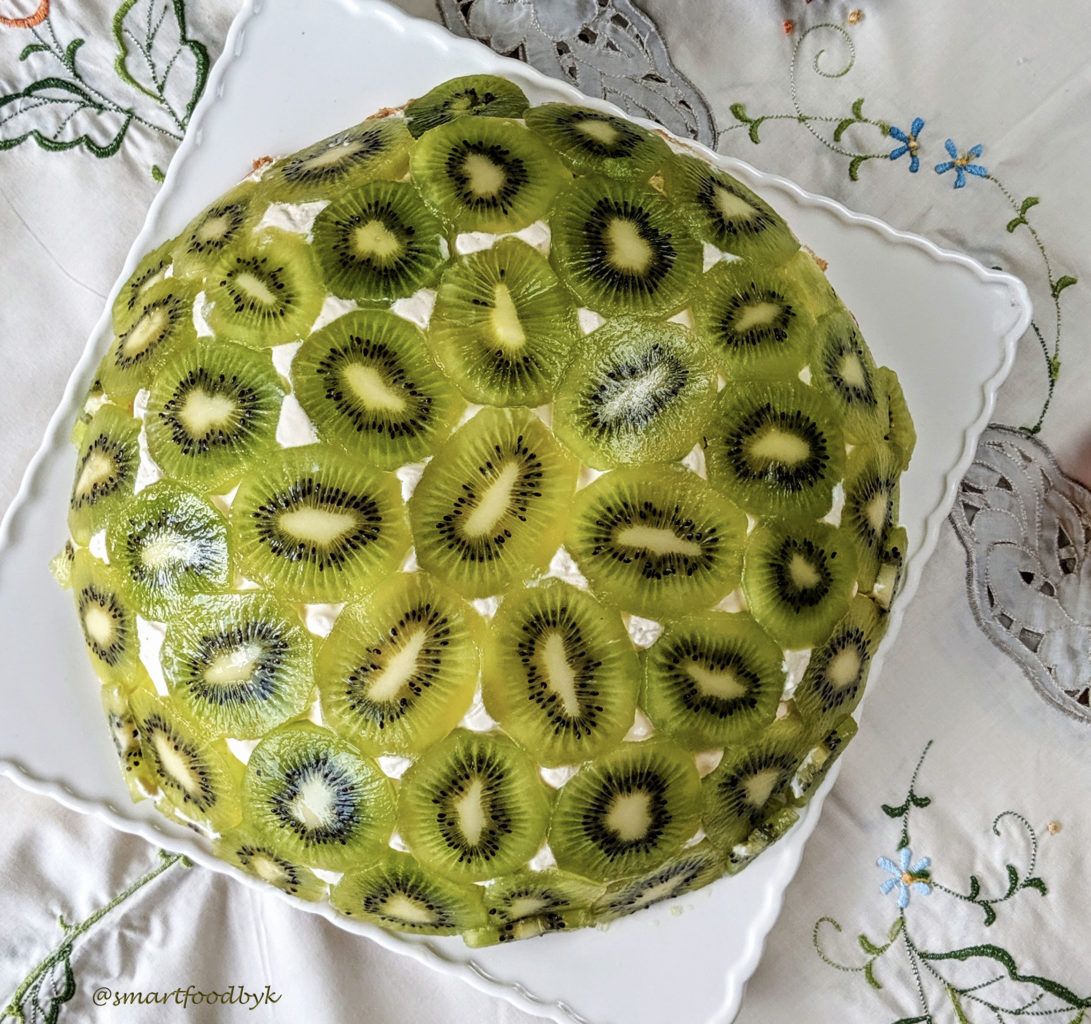 sliced cake with kiwi fruit as a background 19800188 Stock Photo at Vecteezy