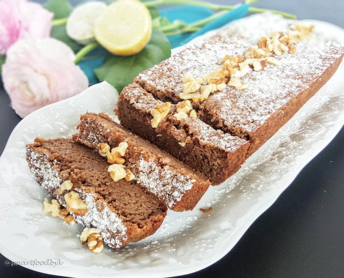 Intense lemon cake with walnuts