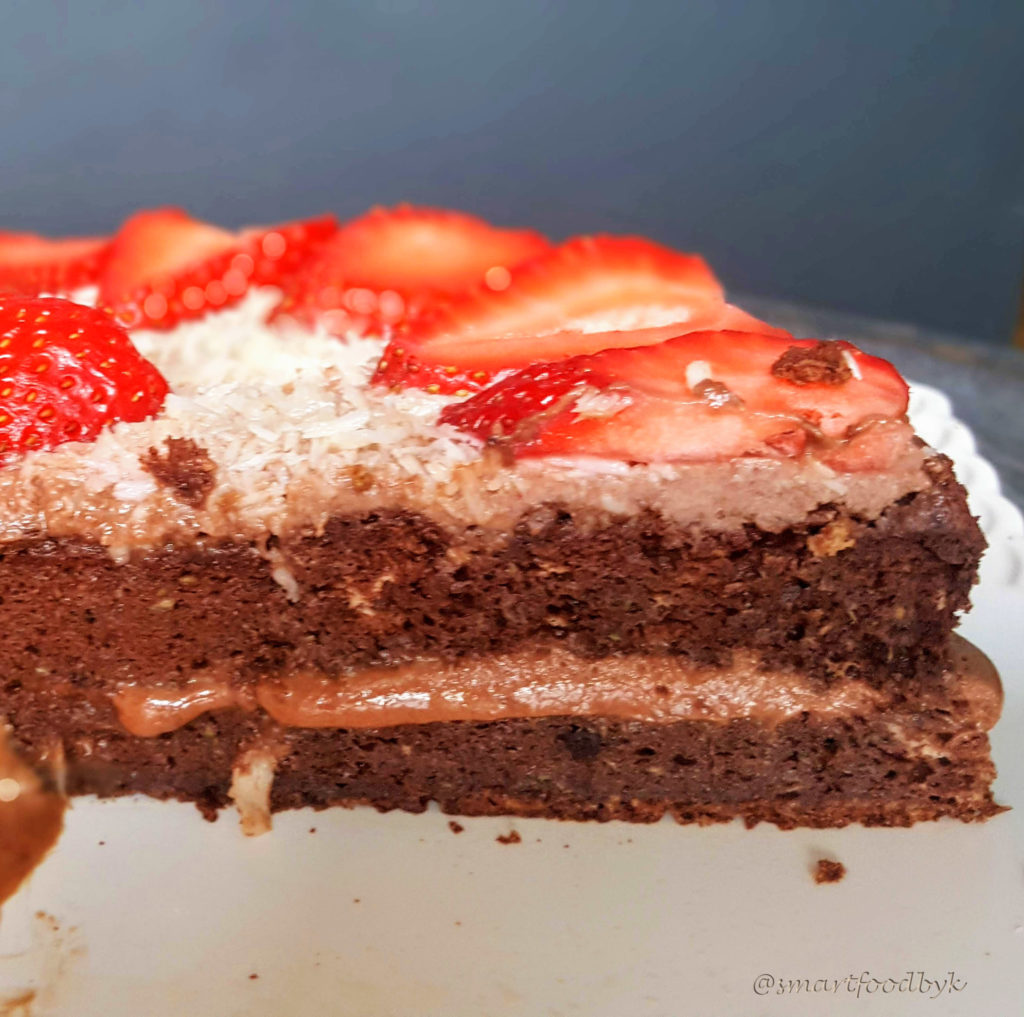 Low-calorie dark chocolate cake with coconut cream and strawberries ...