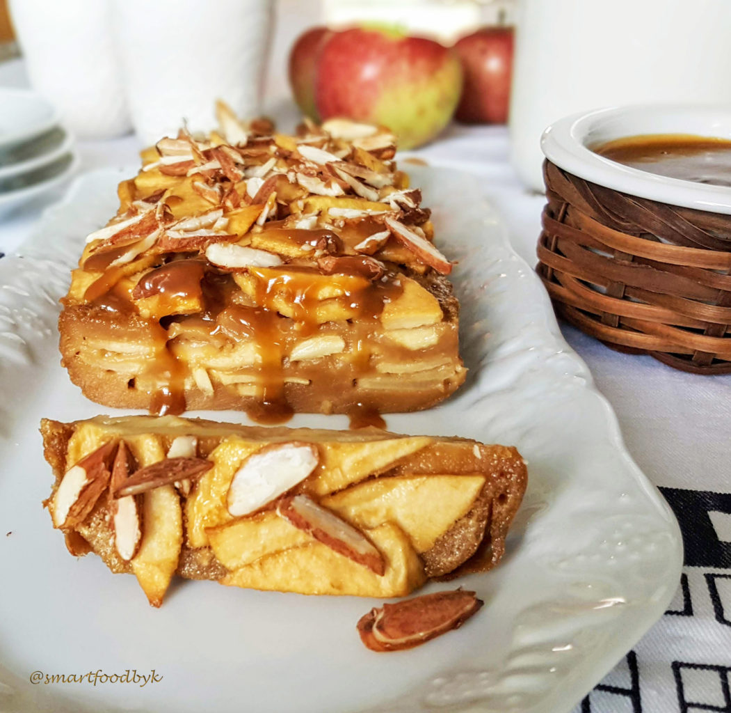 Gâteau aux pommes et amandes, nappé de sauce caramel