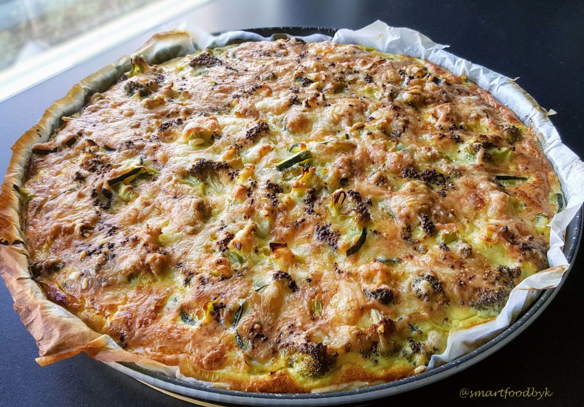 Quiche aux légumes verts, moutarde et gouda.