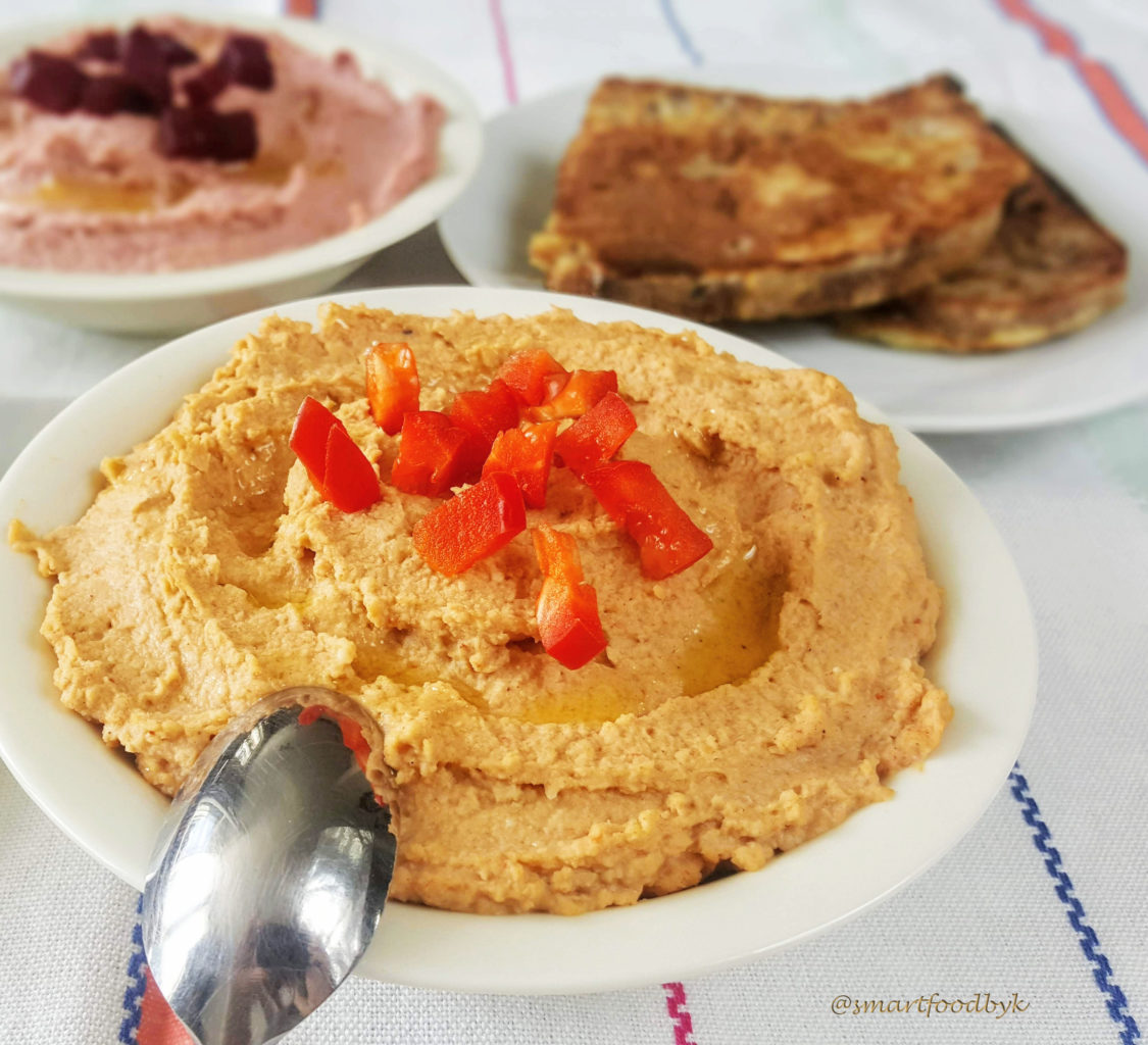 Houmous au poivron rouge allongé.