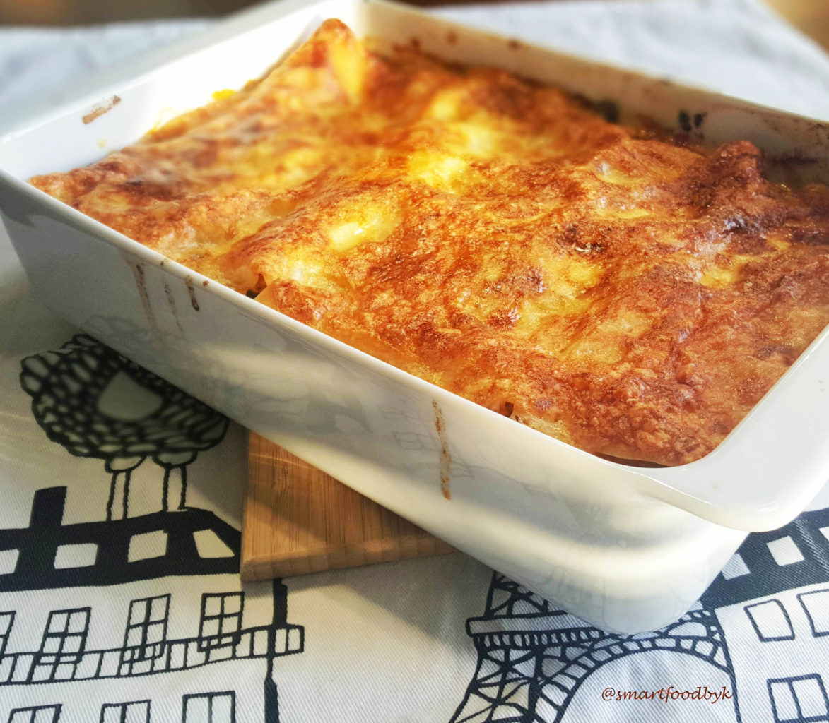 Freshly baked golden brown veggie lasagna. Lasagne végétarienne fraichement sortie du four toute dorée.