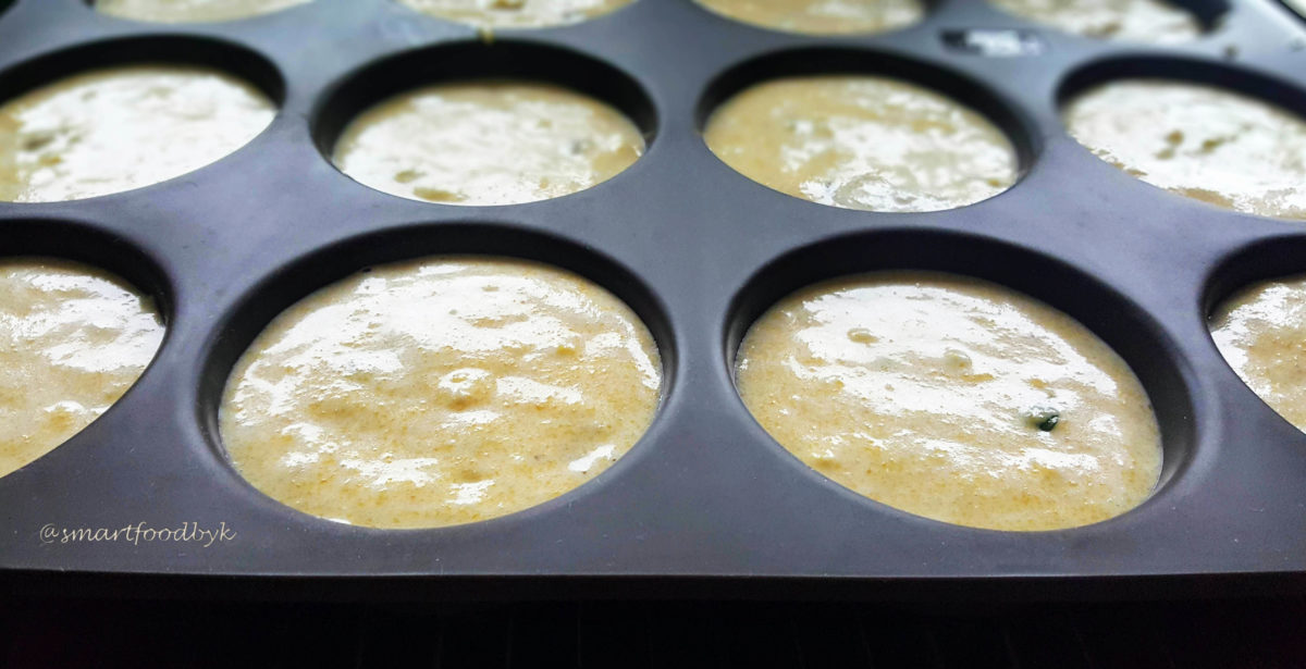 Moule à muffins prête à enfourner. Muffins mould ready for oven baking.