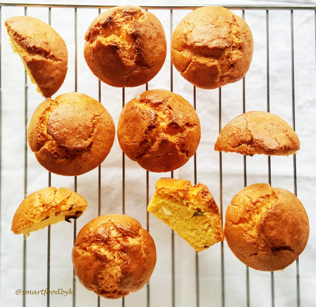 Muffins à la polenta tout frais :) Freshly baked polenta muffins.