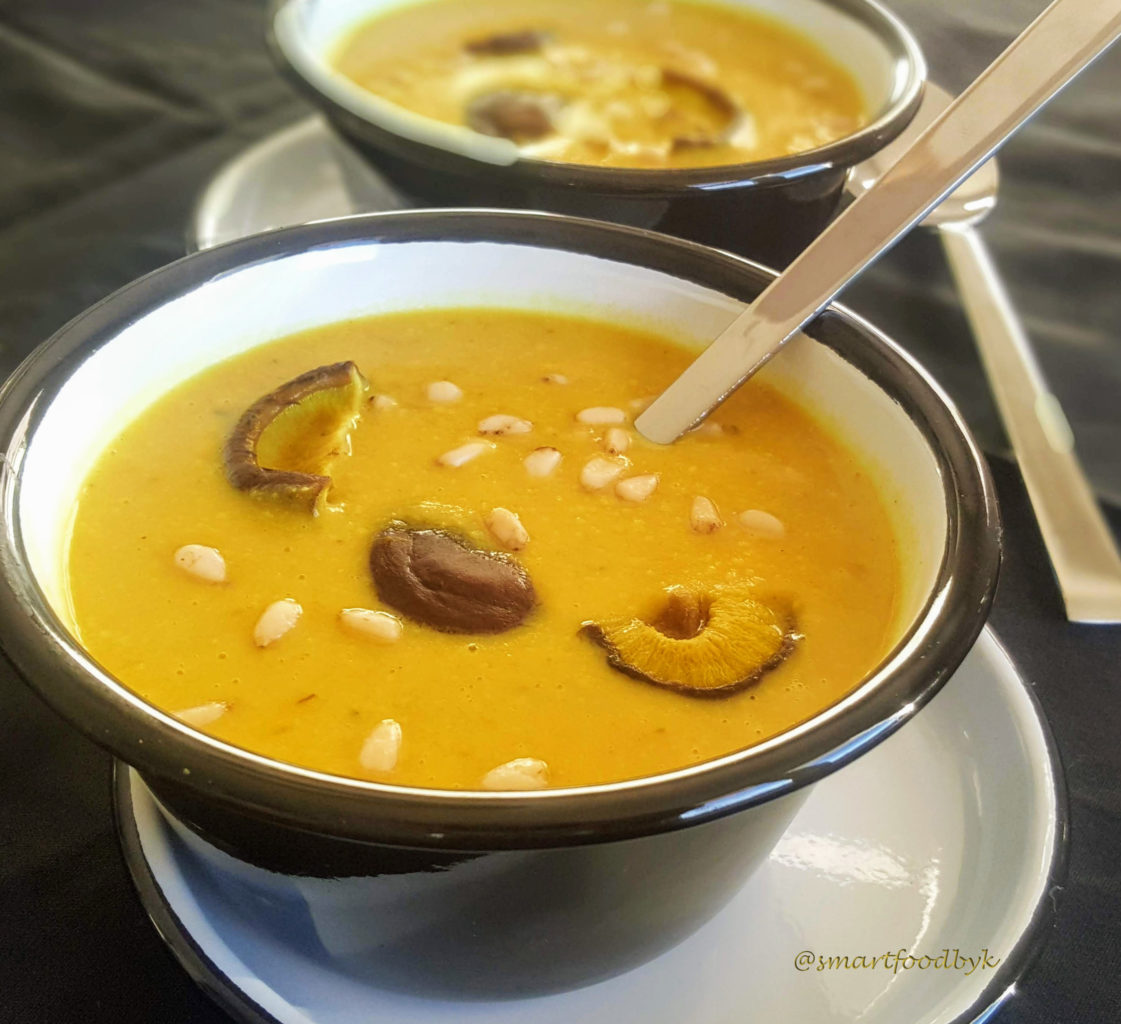 Creamy vegan potage with cashews and shiitake