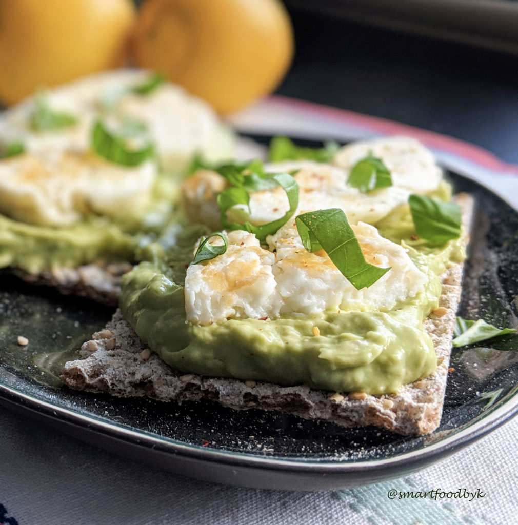 Quick and yummy guacamole for lunch. Guacamole rapide et délicieux pour le déjeuner.