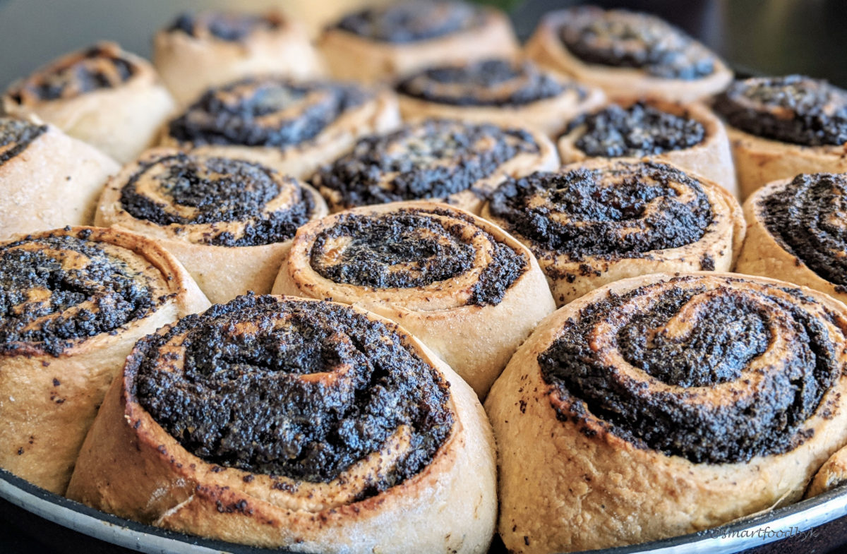 Poppy seed rolls freshly out of the oven. Roulés de pavot fraichement sortis du four.