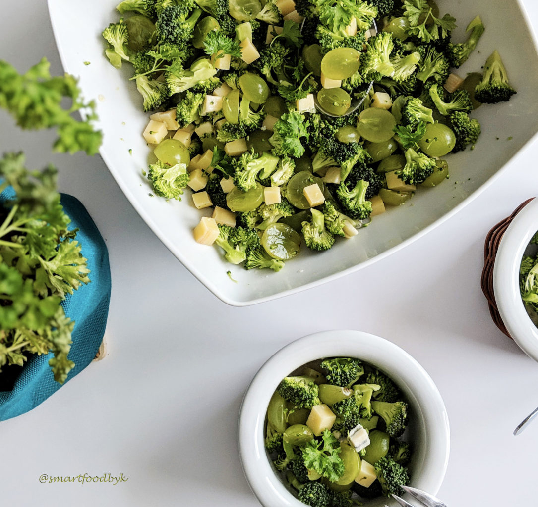 Salade au brocoli, raisins bancs et Gouda. Broccoli, white raisins and Gouda salade.