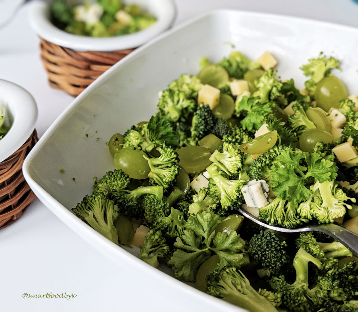 Broccoli salad with white grapes, Gouda & cashews