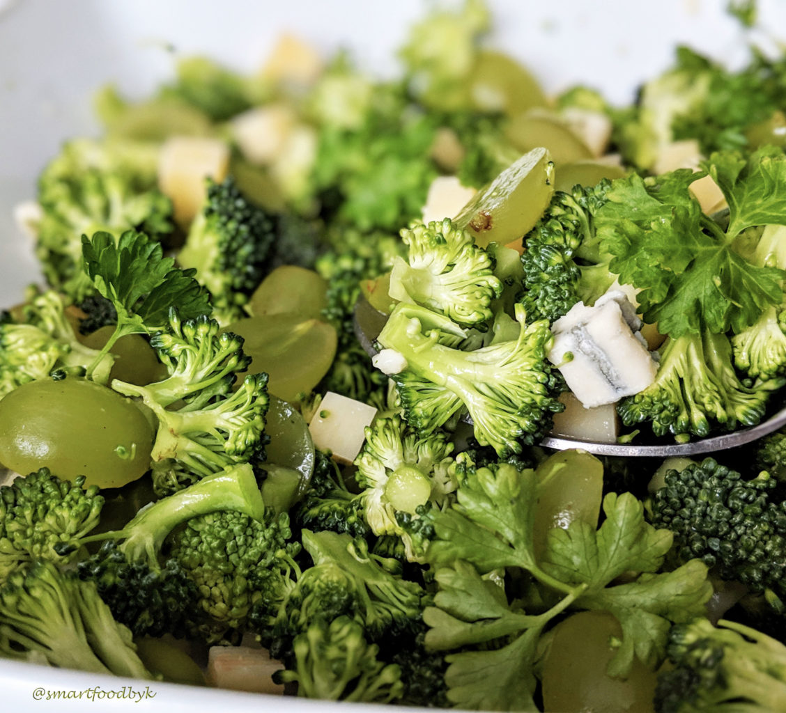 Salade au brocoli, raisins bancs et Gouda. Broccoli, white raisins and Gouda salade.