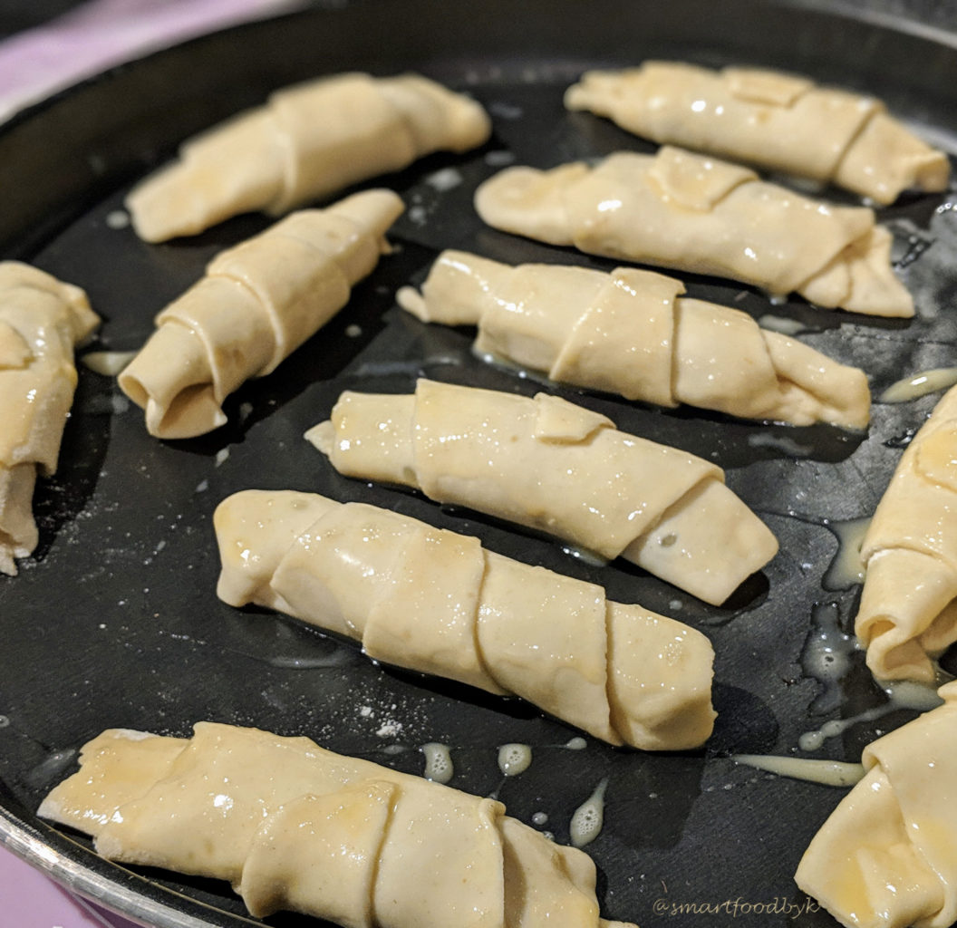 Viennoiseries à la confiture prêtes à enfourner. Puff pastry sweet or savoury ready to bake.