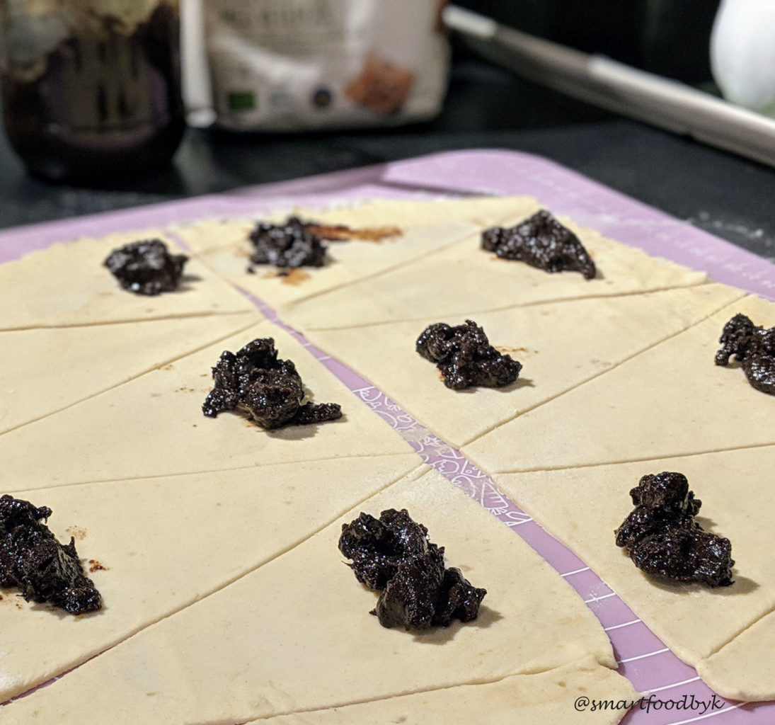 Viennoiseries à la confiture prêtes à enrouler. Puff pastry sweet or savoury ready to roll.