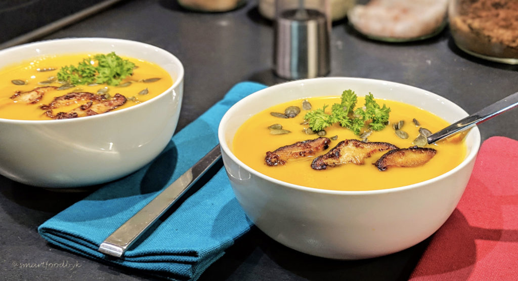 Potage de patate douce avec des shiitake grillés et graines de courge. Sweet potato soup with roasted shiitake and pumpkin seeds.