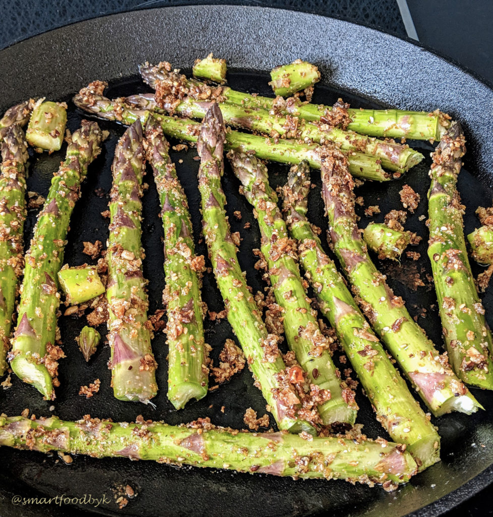 Broiling green asparagus.