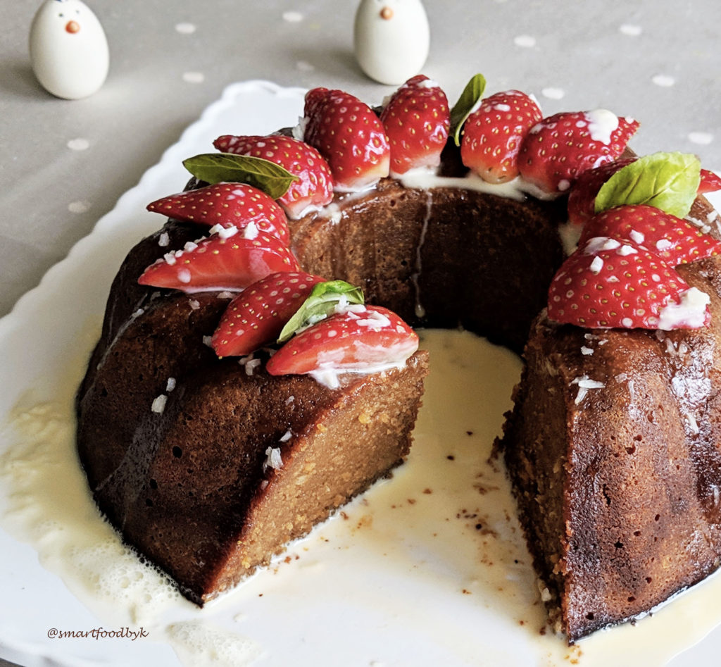 Coconut cake with strawberries. Gâteau au coco et fraise.