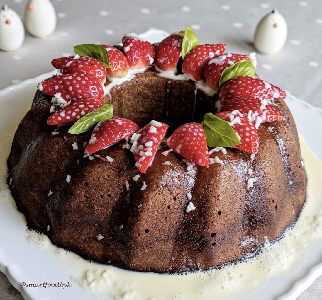 Gâteau à la coco et fraises et framboises fraîches