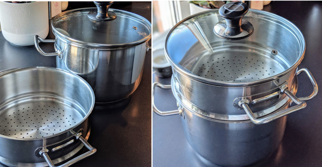 Steaming Casseroles. You fill 1/4 of the bottom part with water, put you vegetables in the upper part and cover with the lid. L'ensemble de casseroles pour la cuisson vapeur. Remplissez 1/4 de la casserole du bas de l'eau. Mettez vos légumes dans la partie "trouée" du haut et couvrez.