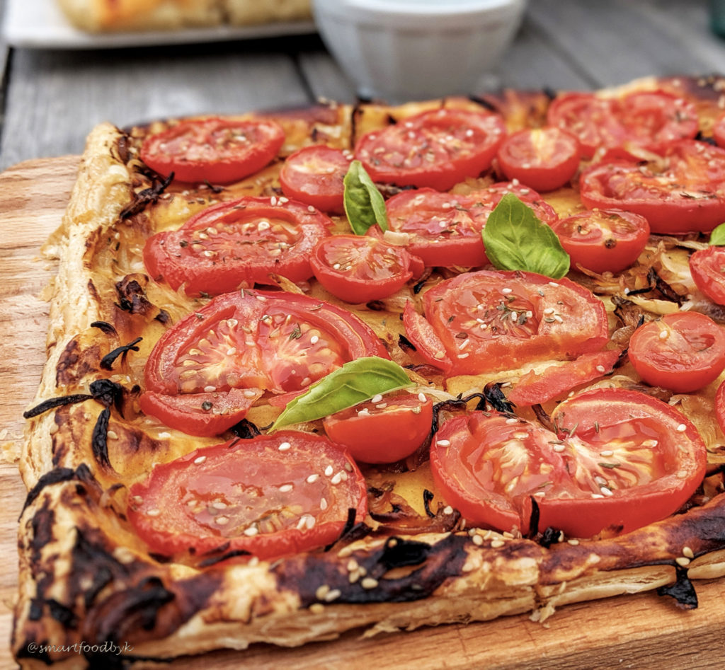 Mustard and tomato summer tart. Tarte estivale à la tomate et moutarde.