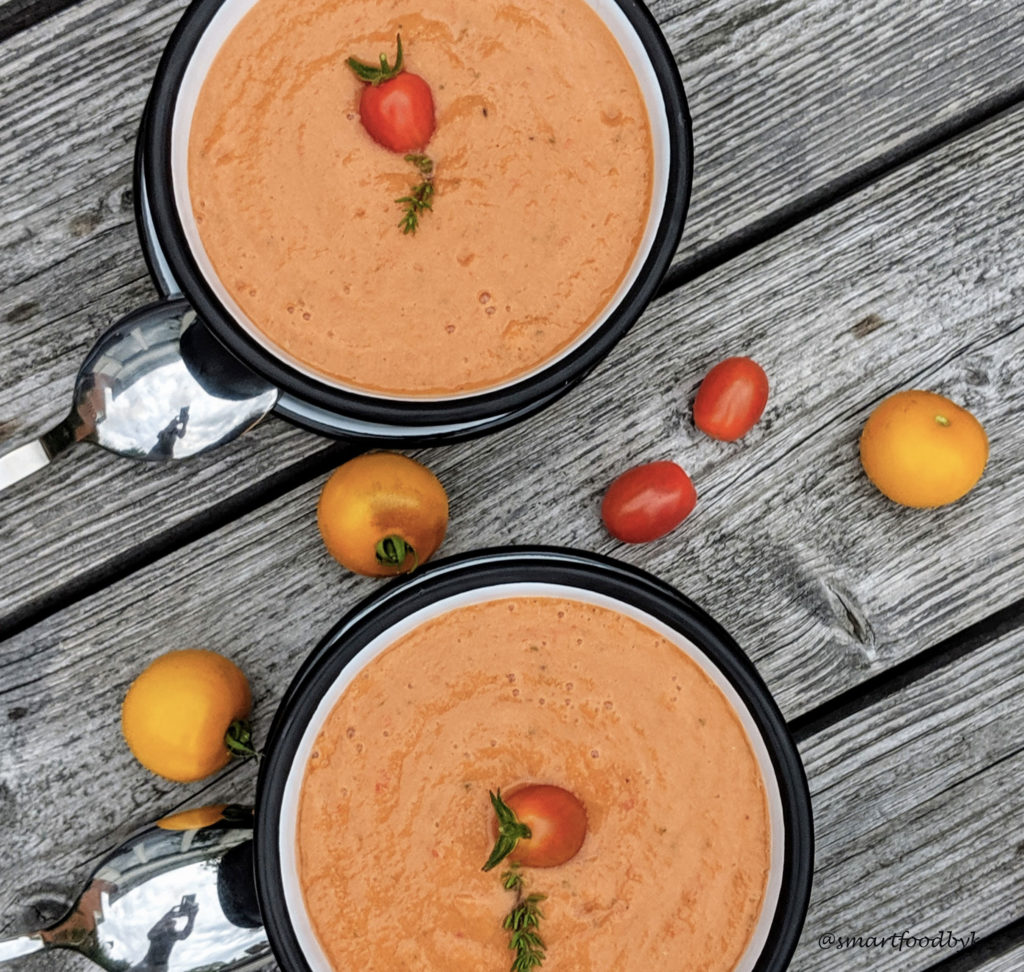 Gazpacho, délicieux potage espagnol aux légumes crus. Gazpacho, a delicious raw vegetables Spanish soup. 