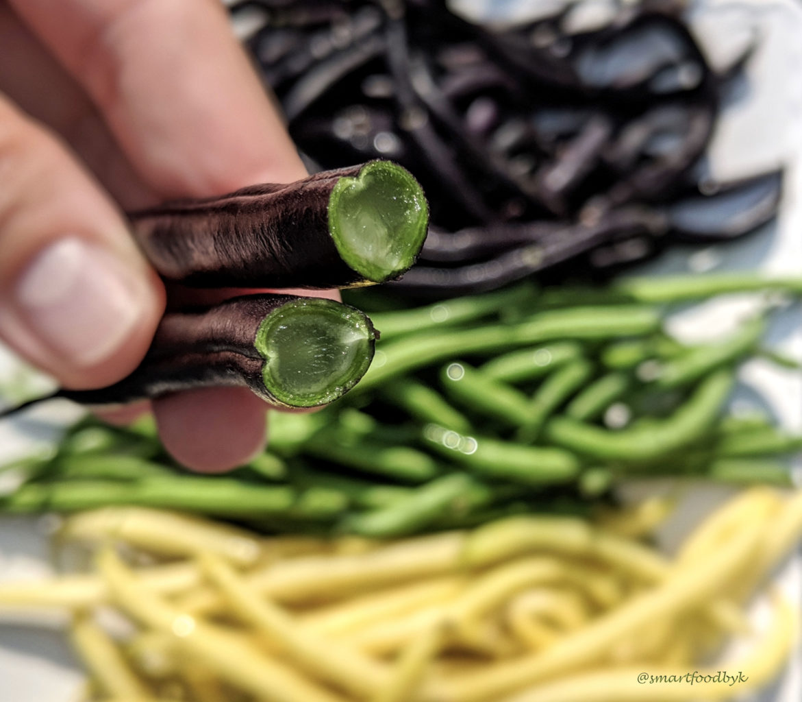 Cut purple-podded green-bean. Haricots violet coupé.