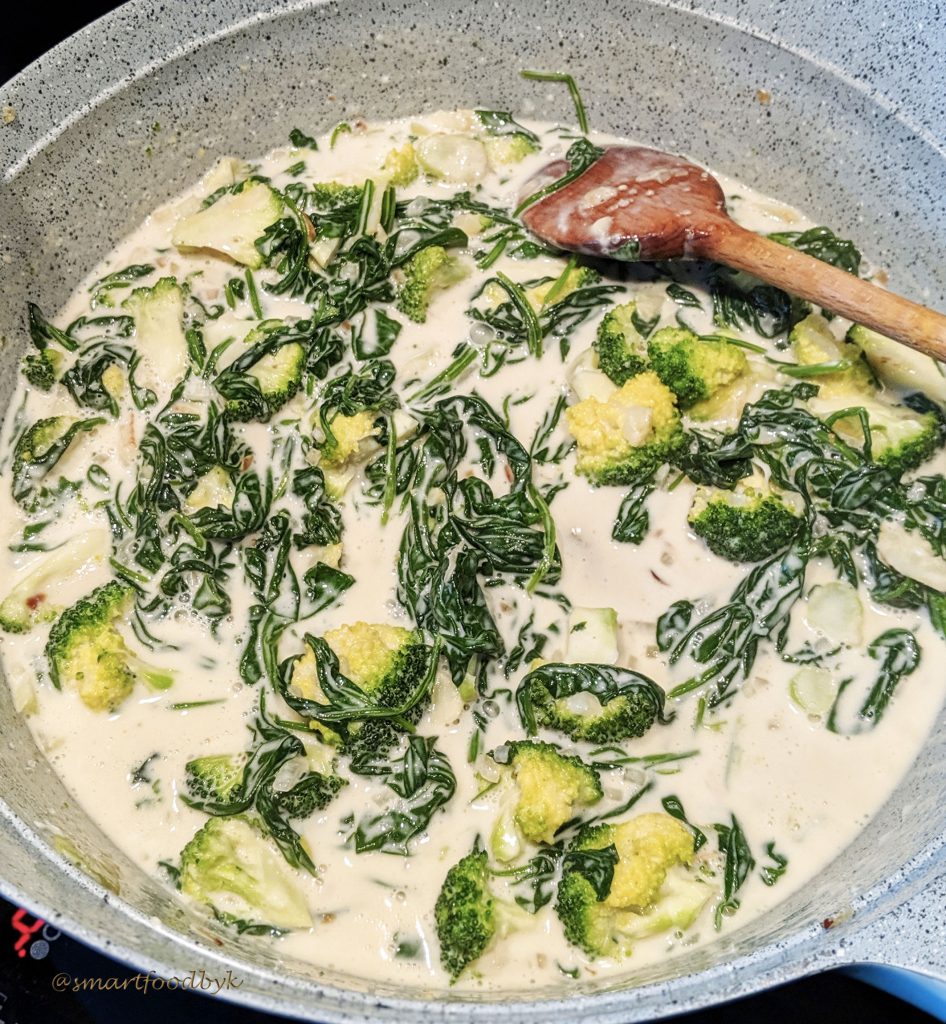 Green veggies tagliatelle sauce preparation. La préparation de la sauce des tagliatelle aux légumes verts.