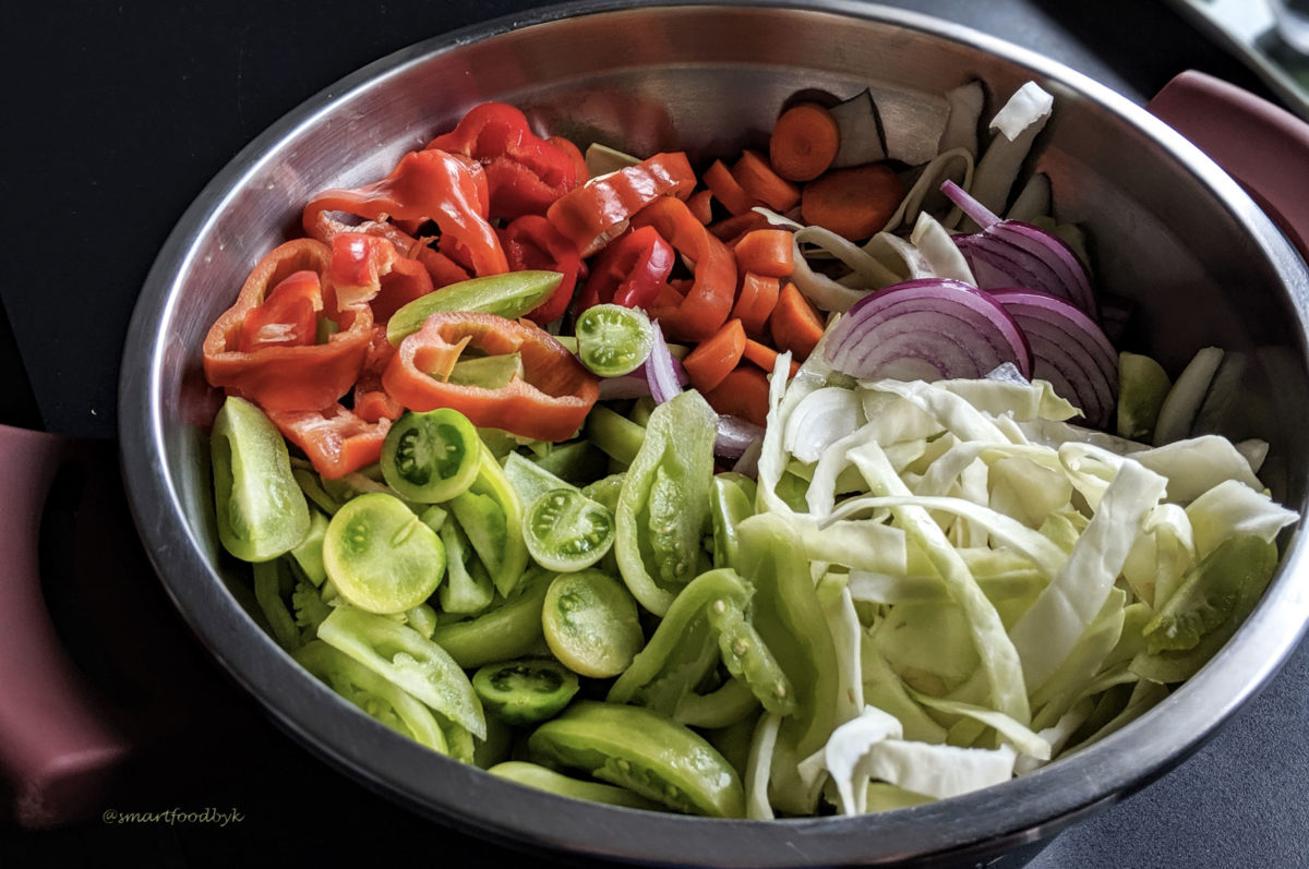 Vitamin packed colourful pickled salad - step 1. Salade marinée, haute en couleur et en vitamines - étape 1.