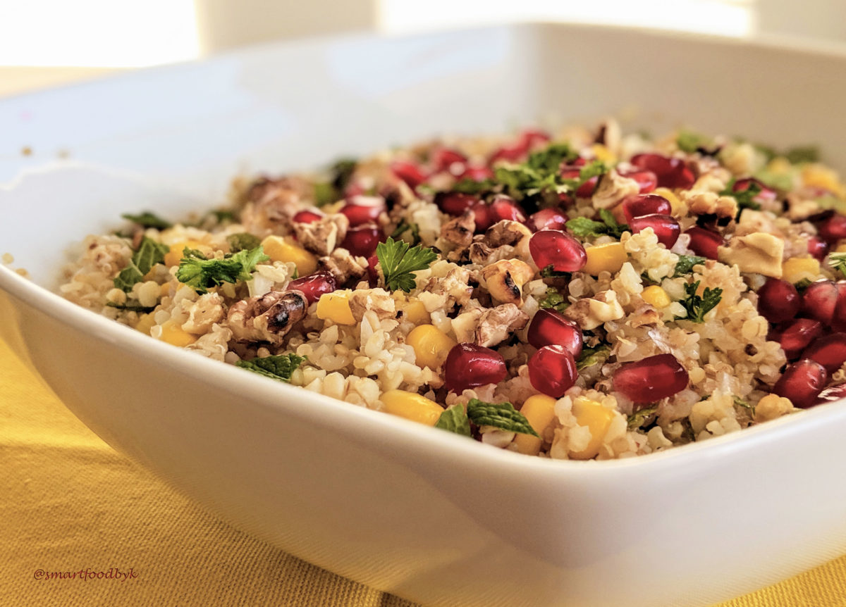 Salade de quinoa, boulgour, grenade et maïs doux. Quinoa, bulgur, pomegranate and sweet corn salad.