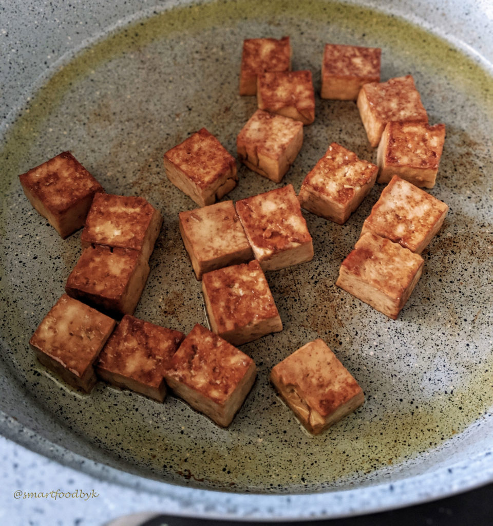 Tofu mariné frit. Marinated fried tofu.