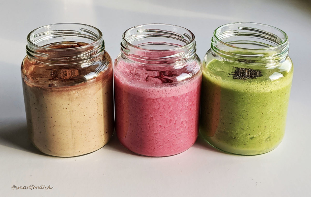 3 colours, 3 flavours, 3 wholesome breakfast smoothies. 3 couleurs, 3 saveurs, 3 smoothies complets.