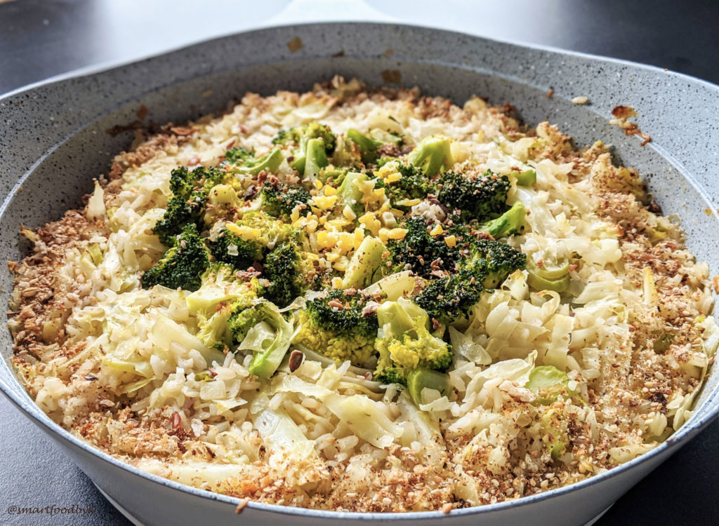 Broccoli and cabbage rice bake casserole. Casserole gratinée de ris au chou et brocoli.