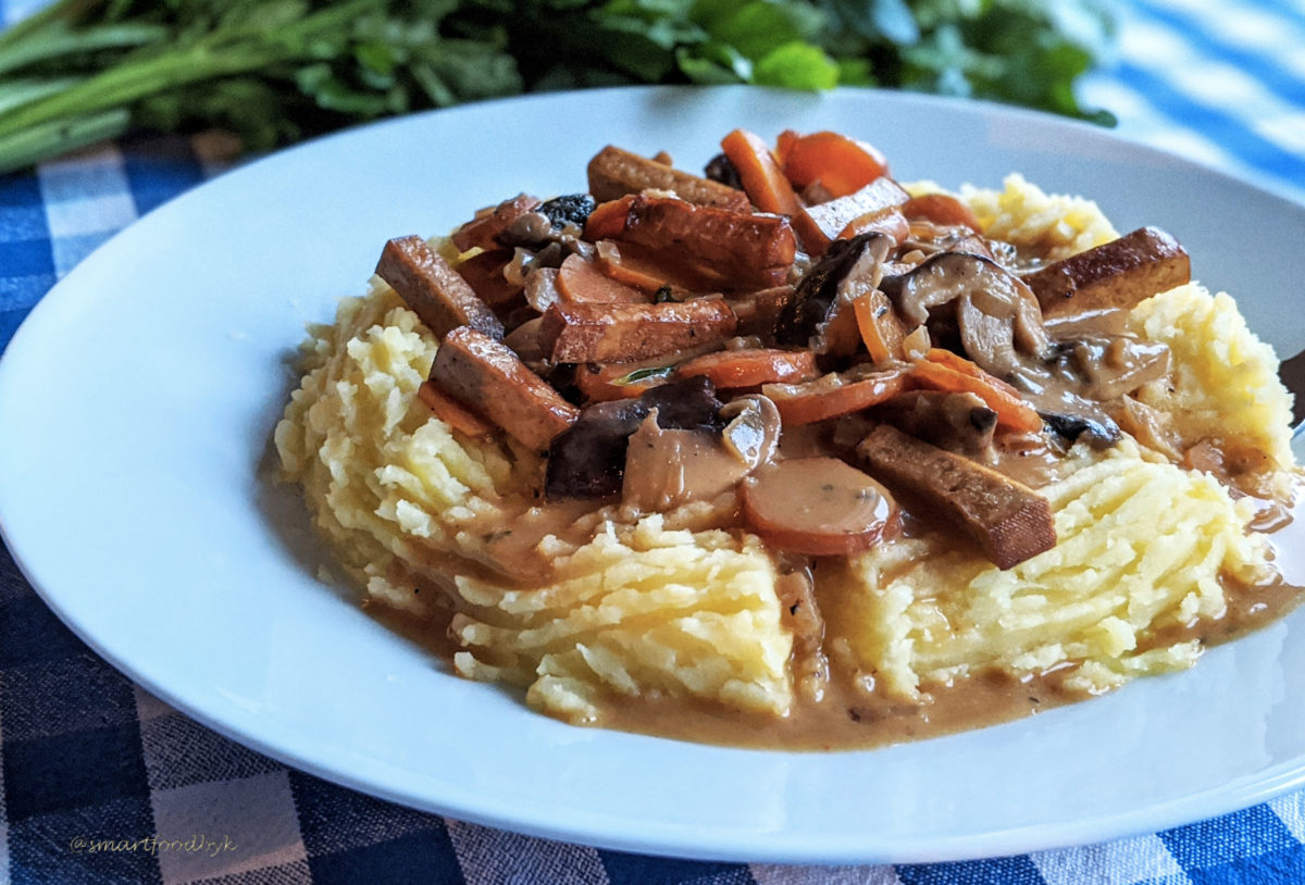 Mushroom and smoked tofu Stroganoff. Stroganoff aux champignons et tofu fumé.