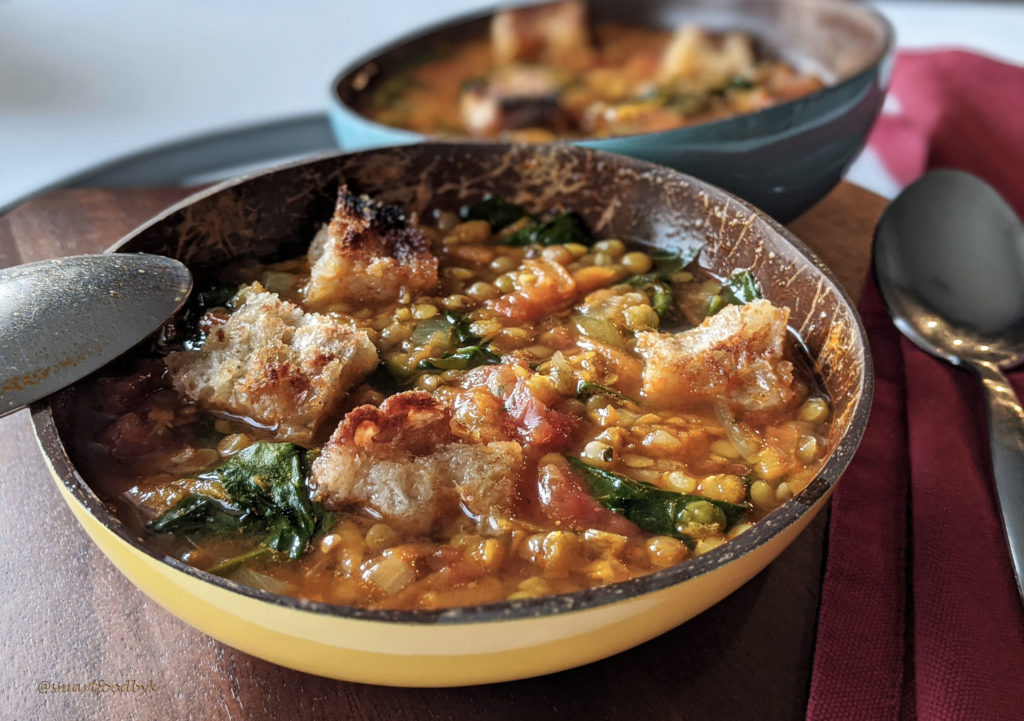 Lentil, tomato and spinach curry soup. Soupe de lentilles au curry, tomate et épinards.