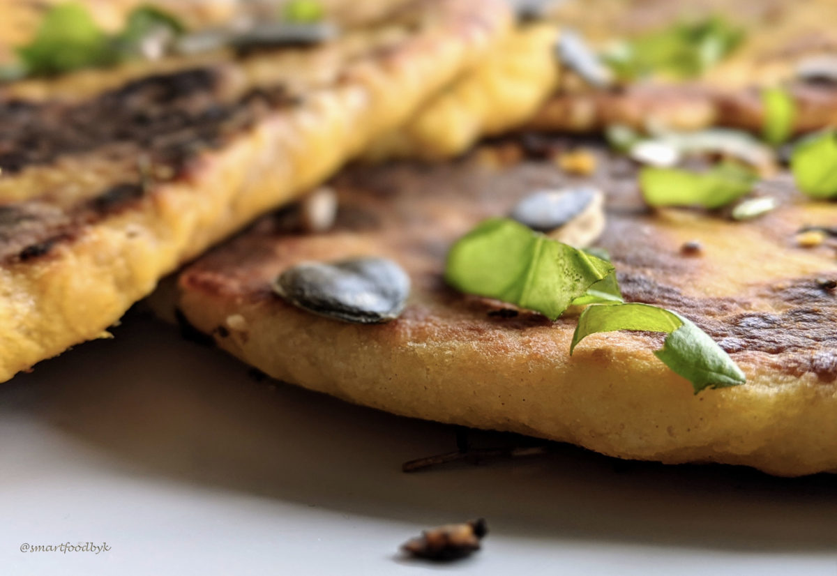 Softest deliciously plant-based garlic naans. Naans à l'ail délicieusement vegan. 