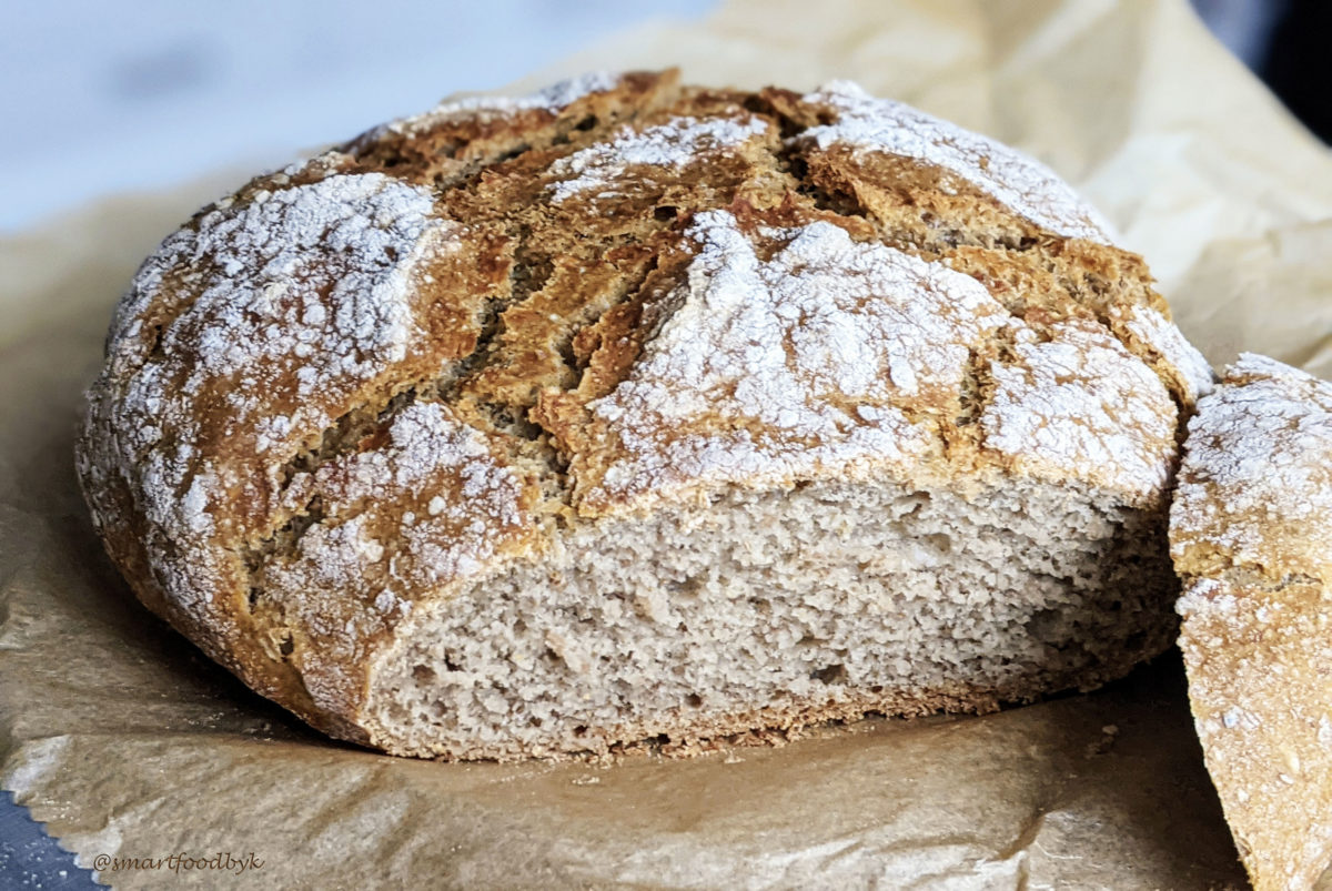 Homemade wholegrain wholehearted bread.